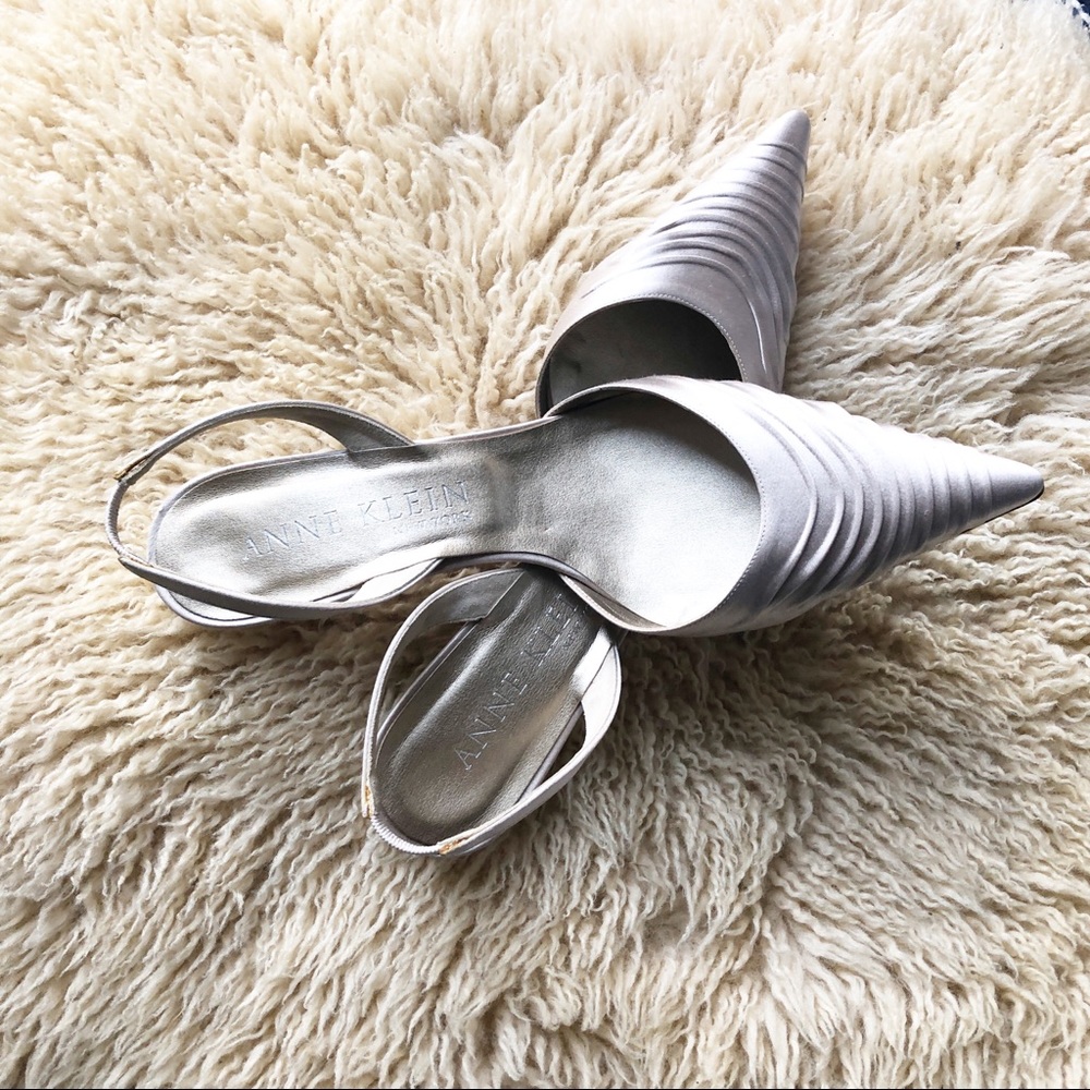 Anne Klein pointed toe satin small heels 👠